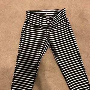 Athleta black and white chatarunga capris